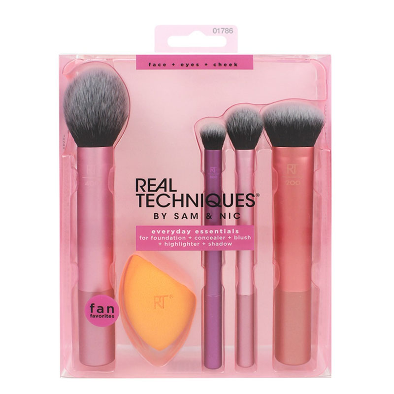 Real-Techniques-Everyday-Essentials-Brushes-Sponge پک براش و اسفنج آرایشی ریل تکنیک Real Techniques – ست لوازم آرایشی روزمره - تصویر 1